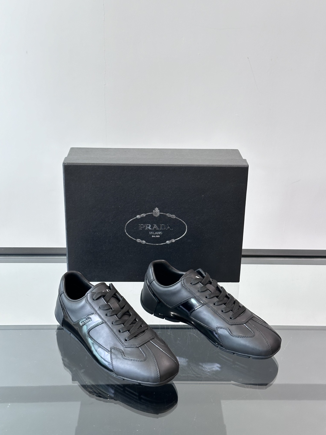  𝐏𝐑𝐀𝐃𝐀普拉达走秀款轻便薄底新款德训鞋 休闲鞋👟大底开模TPU！不做橡胶！鞋面麂皮有肌理感，内里羊皮