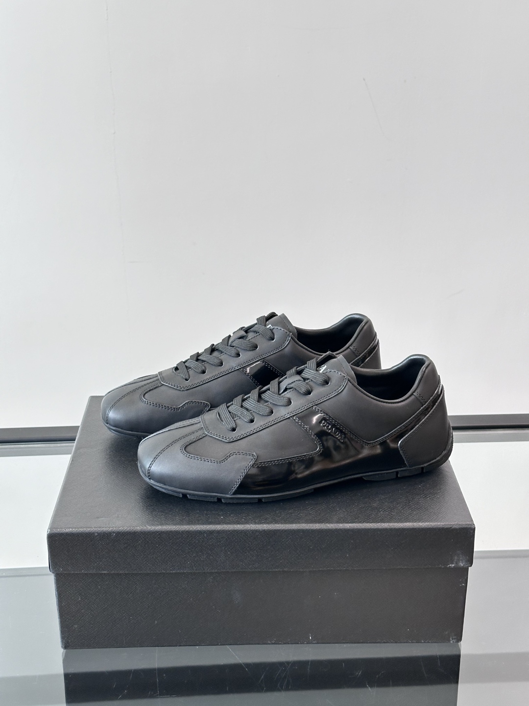 𝐏𝐑𝐀𝐃𝐀普拉达走秀款轻便薄底新款德训鞋 休闲鞋👟大底开模TPU！不做橡胶！鞋面麂皮有肌理感，内里羊皮