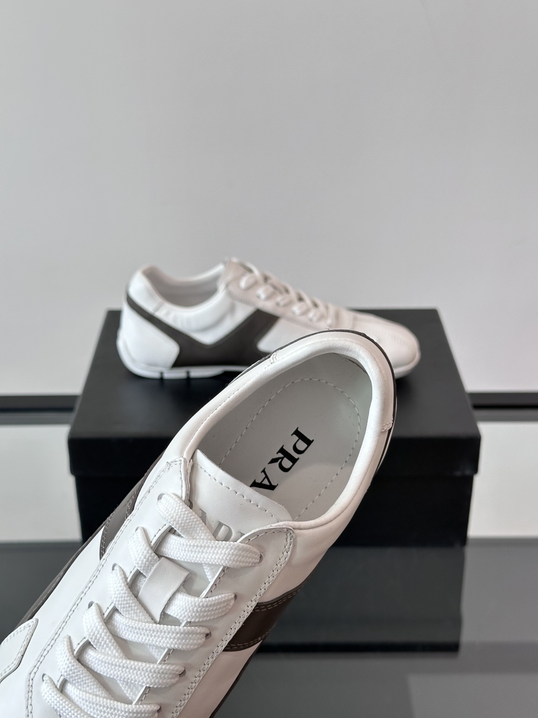  𝐏𝐑𝐀𝐃𝐀普拉达走秀款轻便薄底新款德训鞋 休闲鞋👟大底开模TPU！不做橡胶！鞋面麂皮有肌理感，内里羊皮