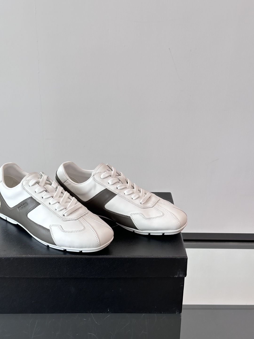  𝐏𝐑𝐀𝐃𝐀普拉达走秀款轻便薄底新款德训鞋 休闲鞋👟大底开模TPU！不做橡胶！鞋面麂皮有肌理感，内里羊皮