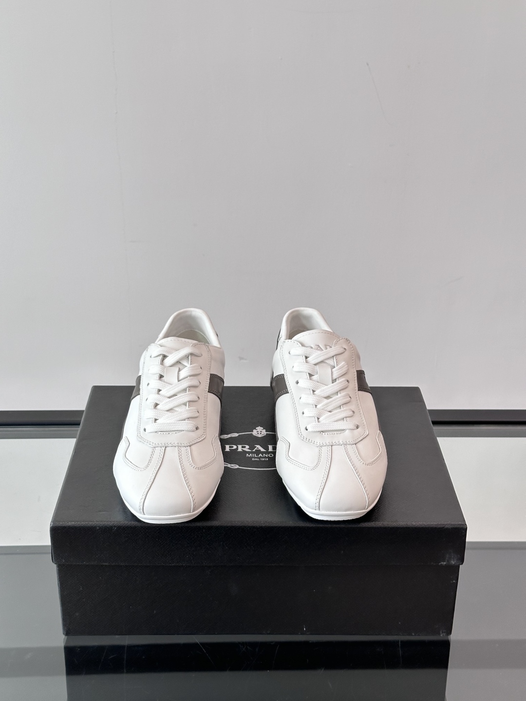  𝐏𝐑𝐀𝐃𝐀普拉达走秀款轻便薄底新款德训鞋 休闲鞋👟大底开模TPU！不做橡胶！鞋面麂皮有肌理感，内里羊皮