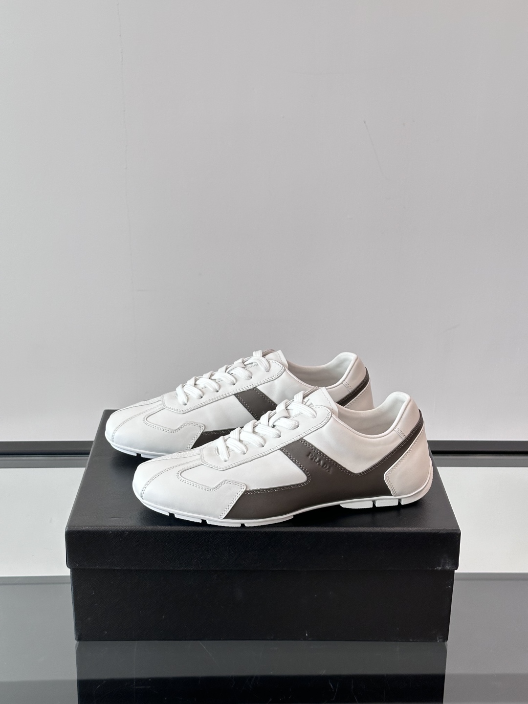  𝐏𝐑𝐀𝐃𝐀普拉达走秀款轻便薄底新款德训鞋 休闲鞋👟大底开模TPU！不做橡胶！鞋面麂皮有肌理感，内里羊皮