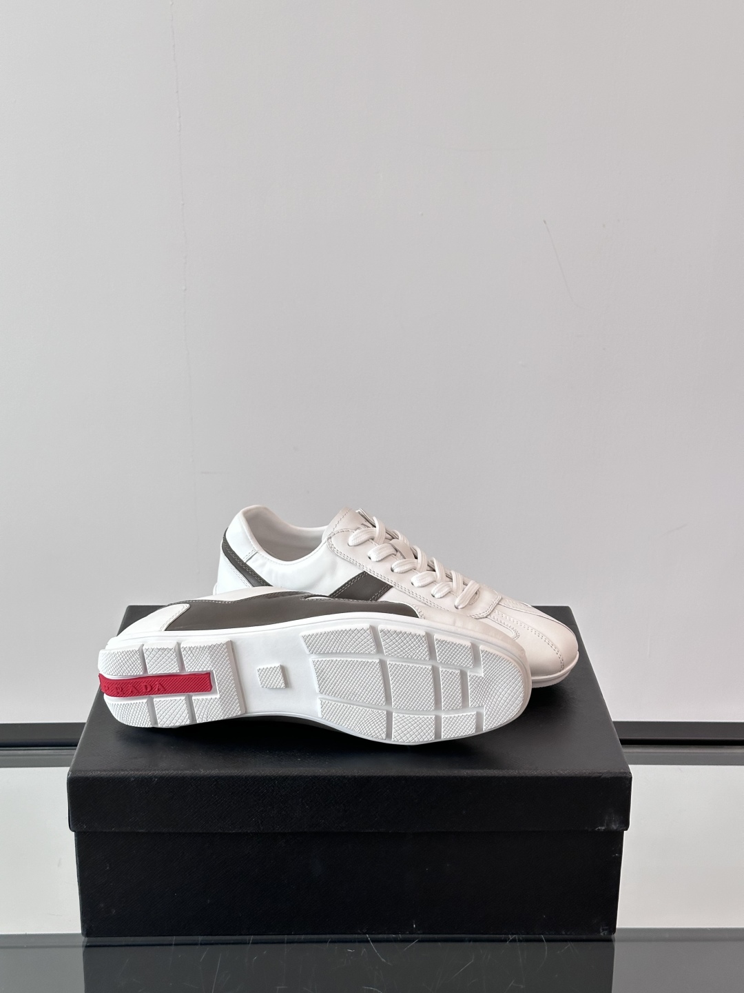  𝐏𝐑𝐀𝐃𝐀普拉达走秀款轻便薄底新款德训鞋 休闲鞋👟大底开模TPU！不做橡胶！鞋面麂皮有肌理感，内里羊皮