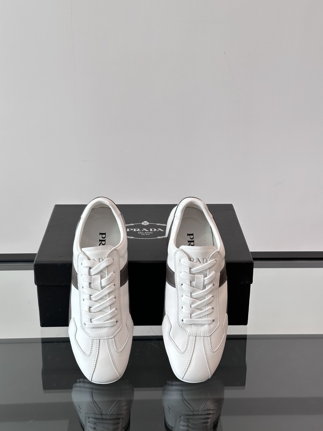  𝐏𝐑𝐀𝐃𝐀普拉达走秀款轻便薄底新款德训鞋 休闲鞋👟大底开模TPU！不做橡胶！鞋面麂皮有肌理感，内里羊皮