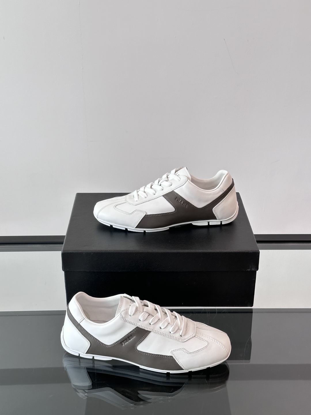  𝐏𝐑𝐀𝐃𝐀普拉达走秀款轻便薄底新款德训鞋 休闲鞋👟大底开模TPU！不做橡胶！鞋面麂皮有肌理感，内里羊皮