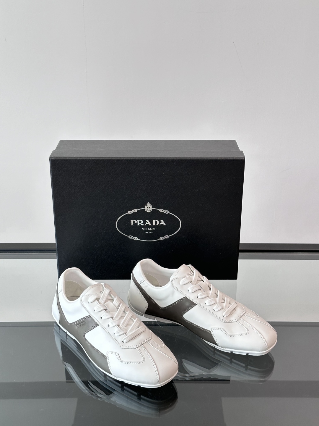  𝐏𝐑𝐀𝐃𝐀普拉达走秀款轻便薄底新款德训鞋 休闲鞋👟大底开模TPU！不做橡胶！鞋面麂皮有肌理感，内里羊皮