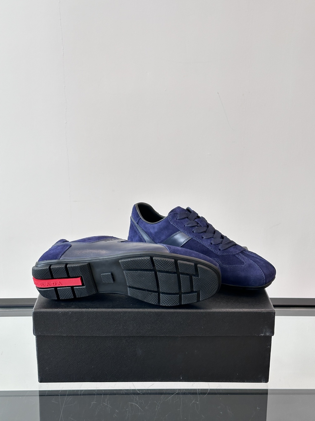  𝐏𝐑𝐀𝐃𝐀普拉达走秀款轻便薄底新款德训鞋 休闲鞋👟大底开模TPU！不做橡胶！鞋面麂皮有肌理感，内里羊皮