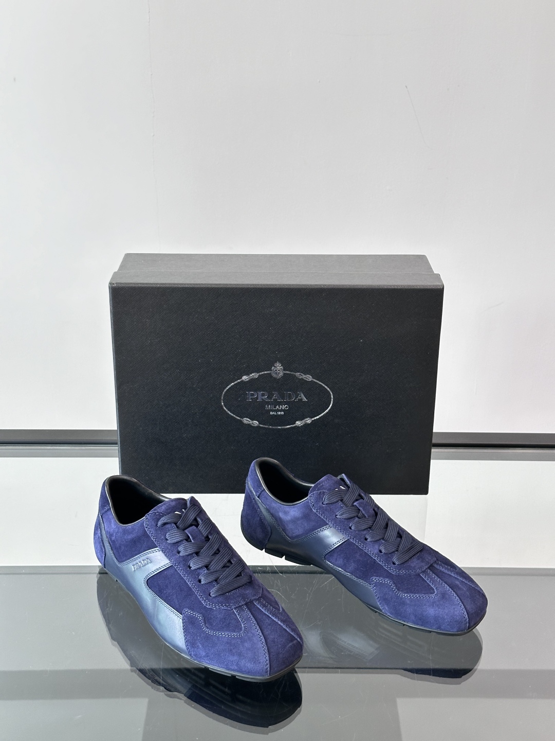  𝐏𝐑𝐀𝐃𝐀普拉达走秀款轻便薄底新款德训鞋 休闲鞋👟大底开模TPU！不做橡胶！鞋面麂皮有肌理感，内里羊皮