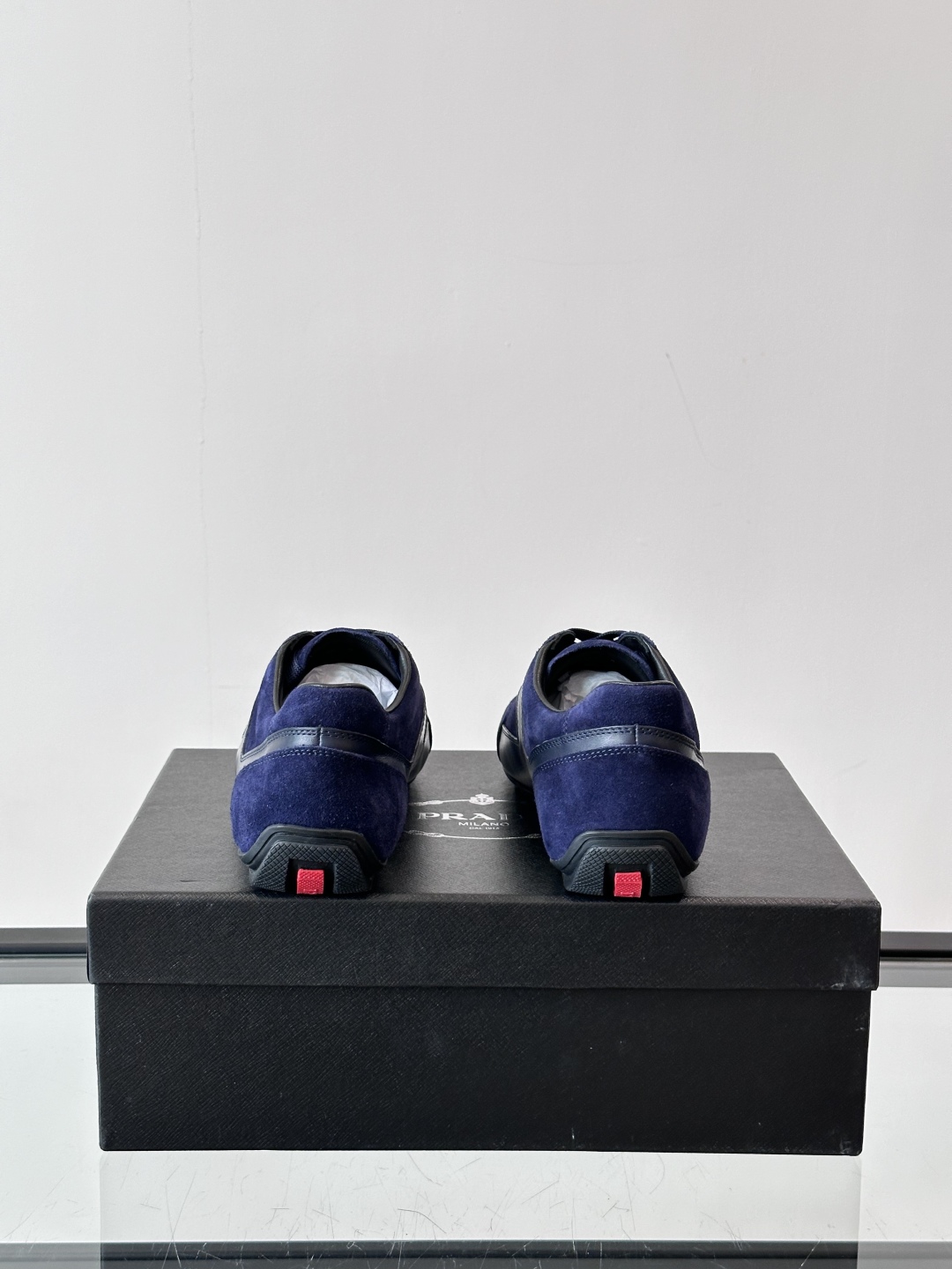  𝐏𝐑𝐀𝐃𝐀普拉达走秀款轻便薄底新款德训鞋 休闲鞋👟大底开模TPU！不做橡胶！鞋面麂皮有肌理感，内里羊皮