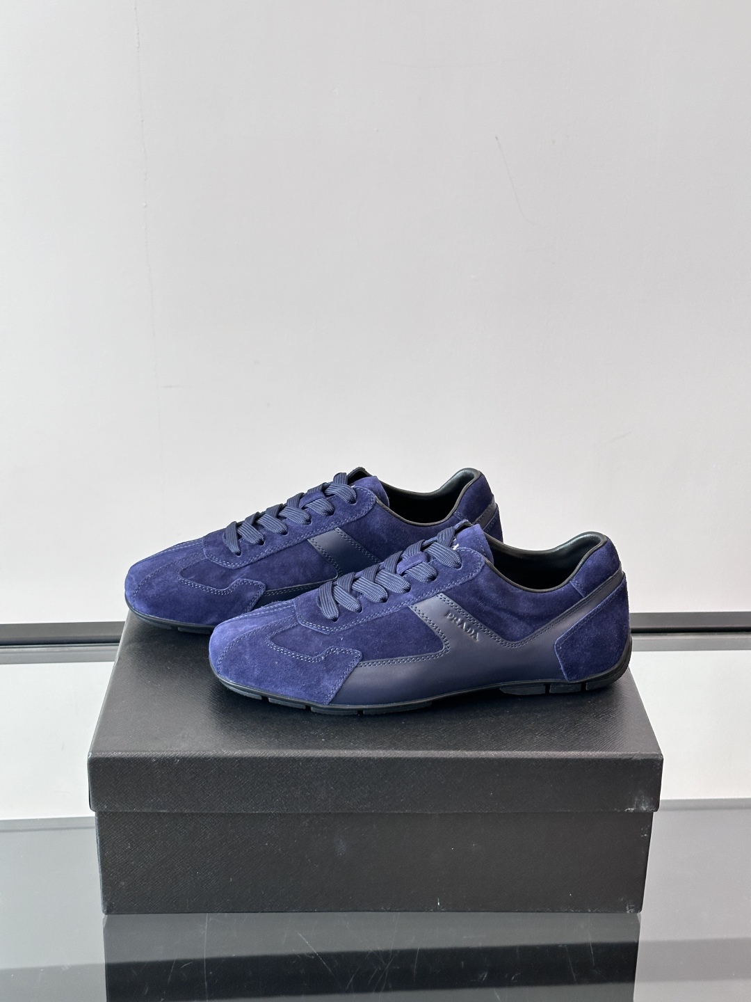  𝐏𝐑𝐀𝐃𝐀普拉达走秀款轻便薄底新款德训鞋 休闲鞋👟大底开模TPU！不做橡胶！鞋面麂皮有肌理感，内里羊皮