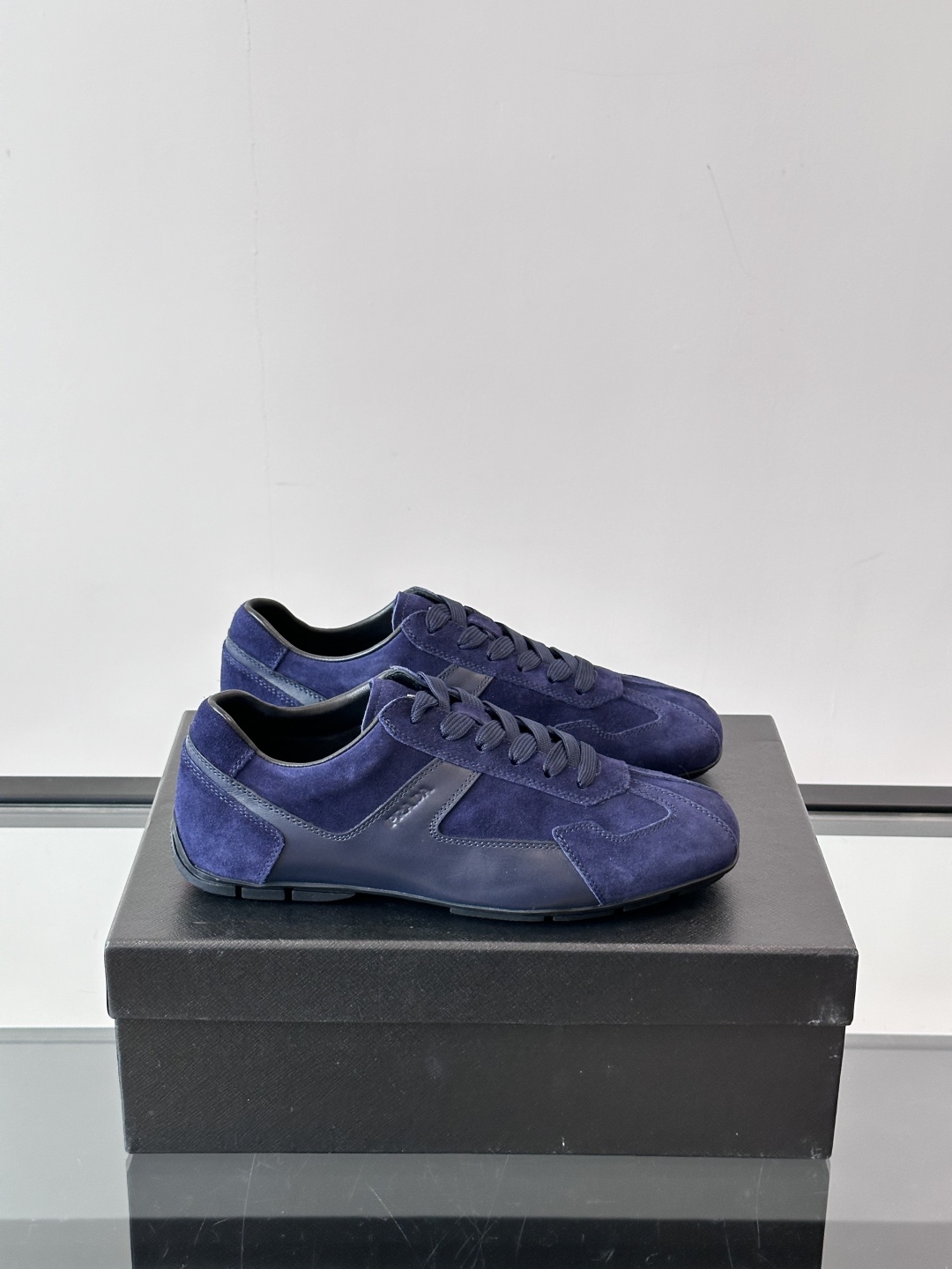  𝐏𝐑𝐀𝐃𝐀普拉达走秀款轻便薄底新款德训鞋 休闲鞋👟大底开模TPU！不做橡胶！鞋面麂皮有肌理感，内里羊皮