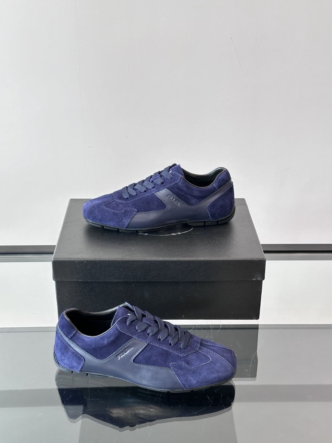  𝐏𝐑𝐀𝐃𝐀普拉达走秀款轻便薄底新款德训鞋 休闲鞋👟大底开模TPU！不做橡胶！鞋面麂皮有肌理感，内里羊皮