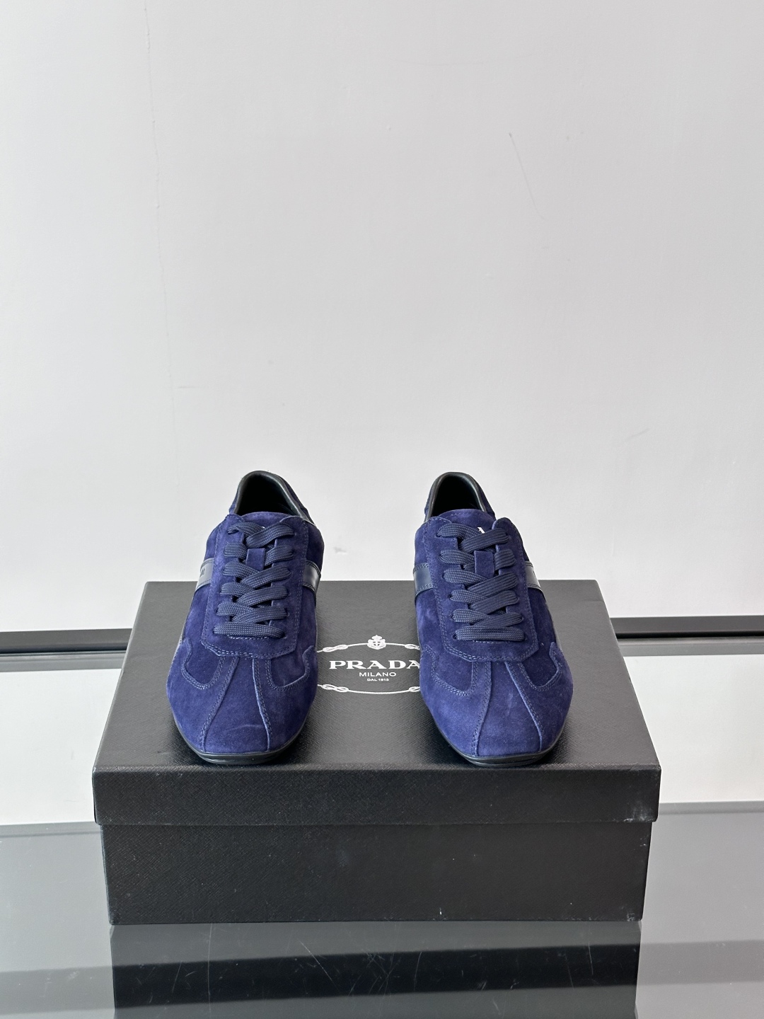  𝐏𝐑𝐀𝐃𝐀普拉达走秀款轻便薄底新款德训鞋 休闲鞋👟大底开模TPU！不做橡胶！鞋面麂皮有肌理感，内里羊皮