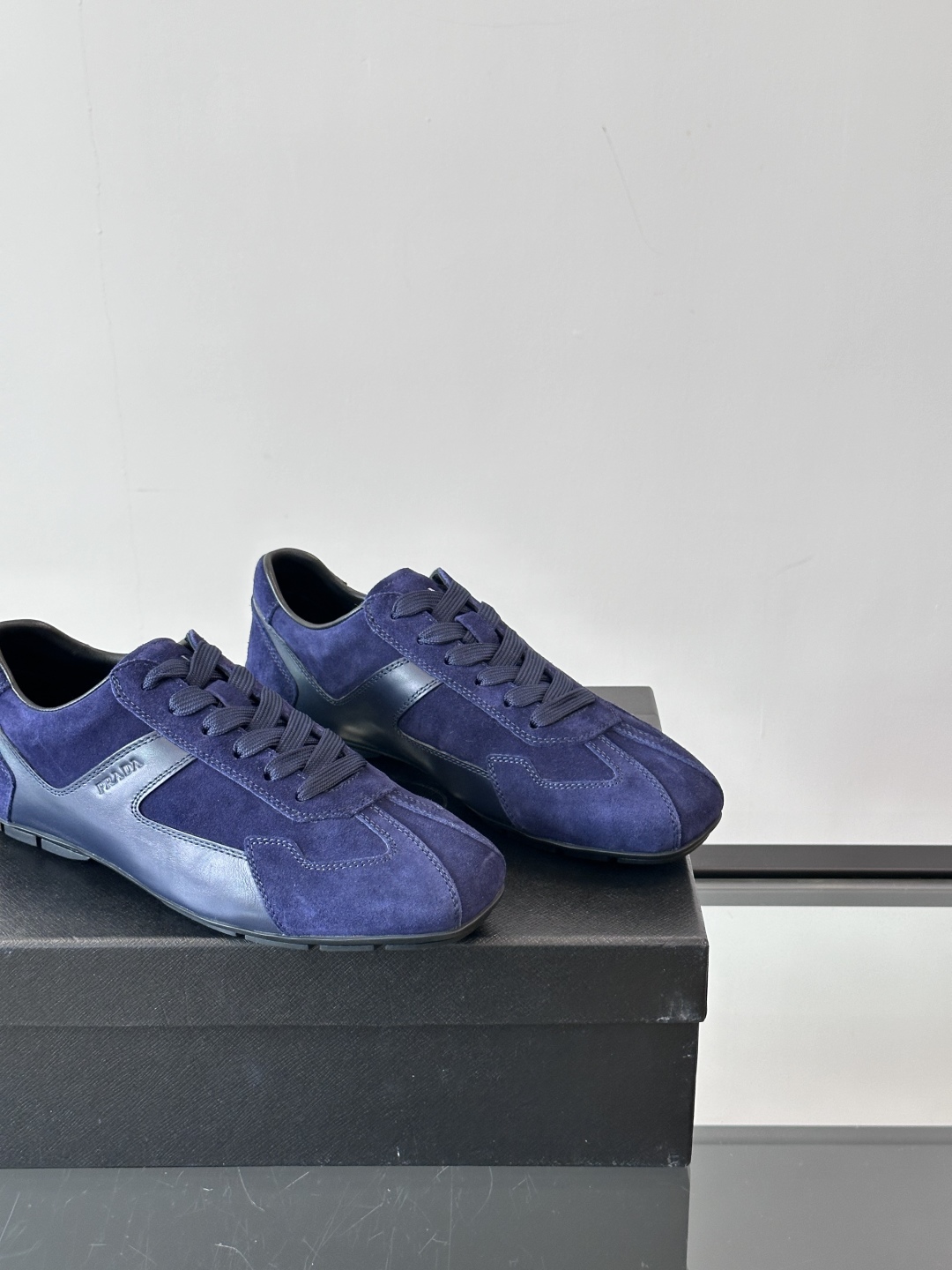  𝐏𝐑𝐀𝐃𝐀普拉达走秀款轻便薄底新款德训鞋 休闲鞋👟大底开模TPU！不做橡胶！鞋面麂皮有肌理感，内里羊皮