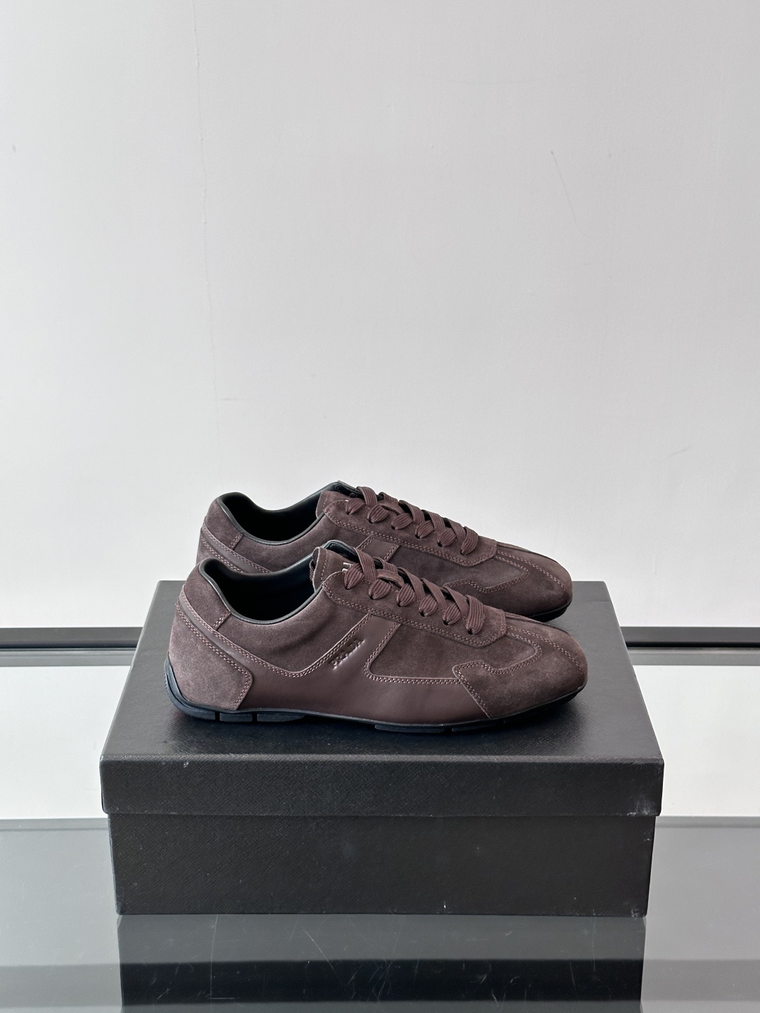  𝐏𝐑𝐀𝐃𝐀普拉达走秀款轻便薄底新款德训鞋 休闲鞋👟大底开模TPU！不做橡胶！鞋面麂皮有肌理感，内里羊皮
