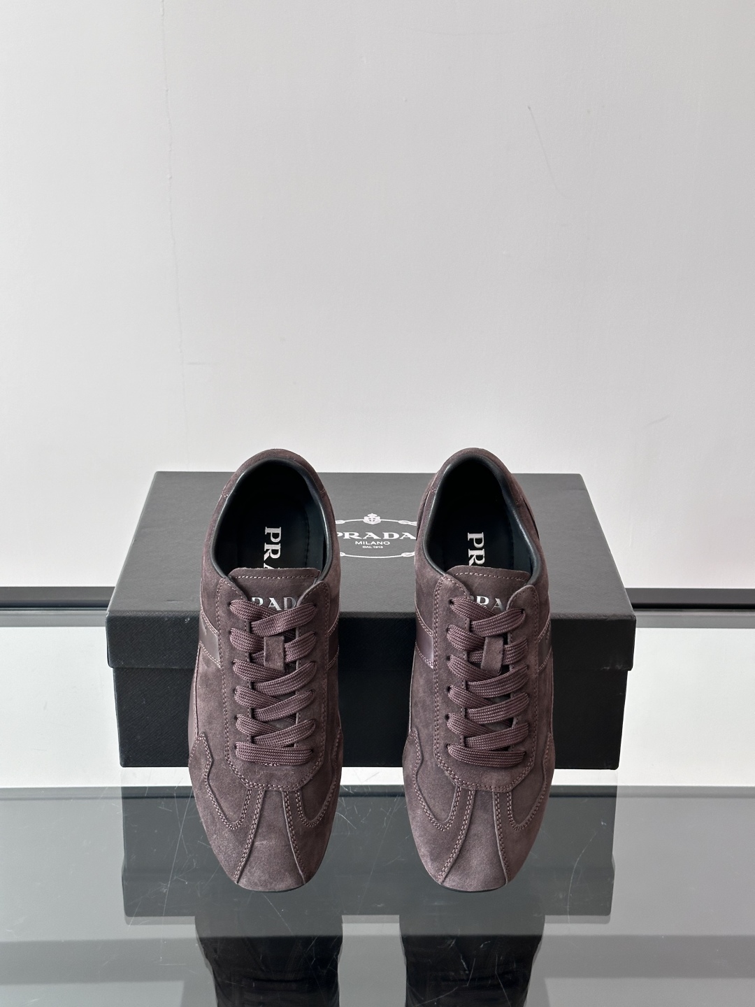  𝐏𝐑𝐀𝐃𝐀普拉达走秀款轻便薄底新款德训鞋 休闲鞋👟大底开模TPU！不做橡胶！鞋面麂皮有肌理感，内里羊皮