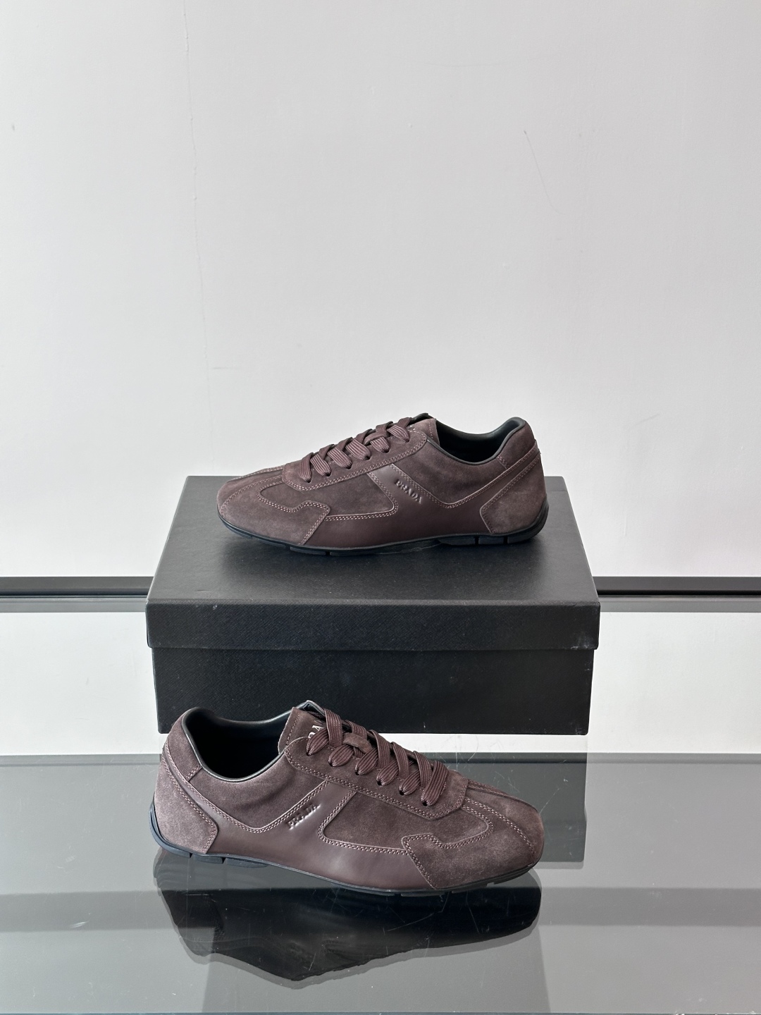  𝐏𝐑𝐀𝐃𝐀普拉达走秀款轻便薄底新款德训鞋 休闲鞋👟大底开模TPU！不做橡胶！鞋面麂皮有肌理感，内里羊皮
