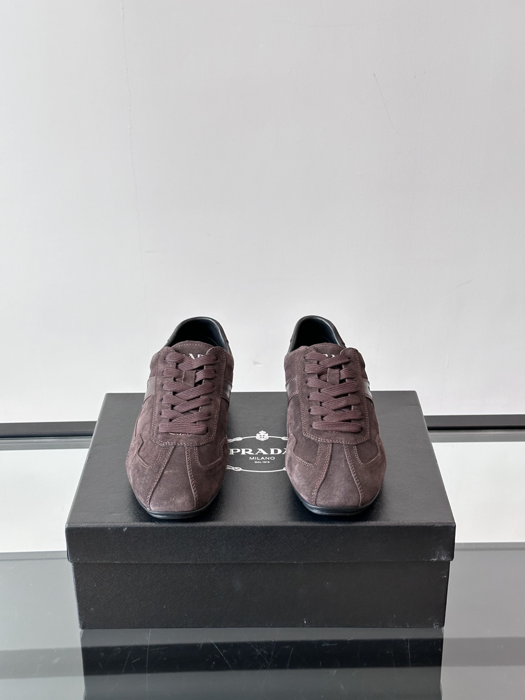  𝐏𝐑𝐀𝐃𝐀普拉达走秀款轻便薄底新款德训鞋 休闲鞋👟大底开模TPU！不做橡胶！鞋面麂皮有肌理感，内里羊皮