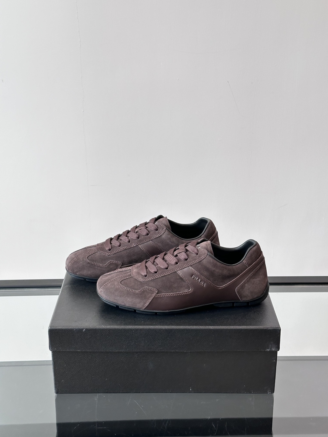  𝐏𝐑𝐀𝐃𝐀普拉达走秀款轻便薄底新款德训鞋 休闲鞋👟大底开模TPU！不做橡胶！鞋面麂皮有肌理感，内里羊皮