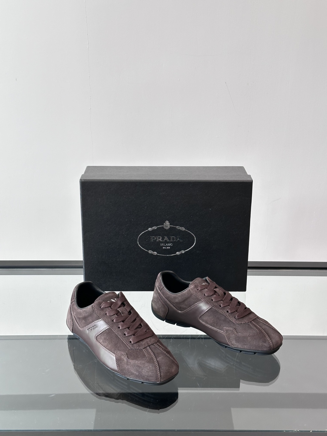  𝐏𝐑𝐀𝐃𝐀普拉达走秀款轻便薄底新款德训鞋 休闲鞋👟大底开模TPU！不做橡胶！鞋面麂皮有肌理感，内里羊皮