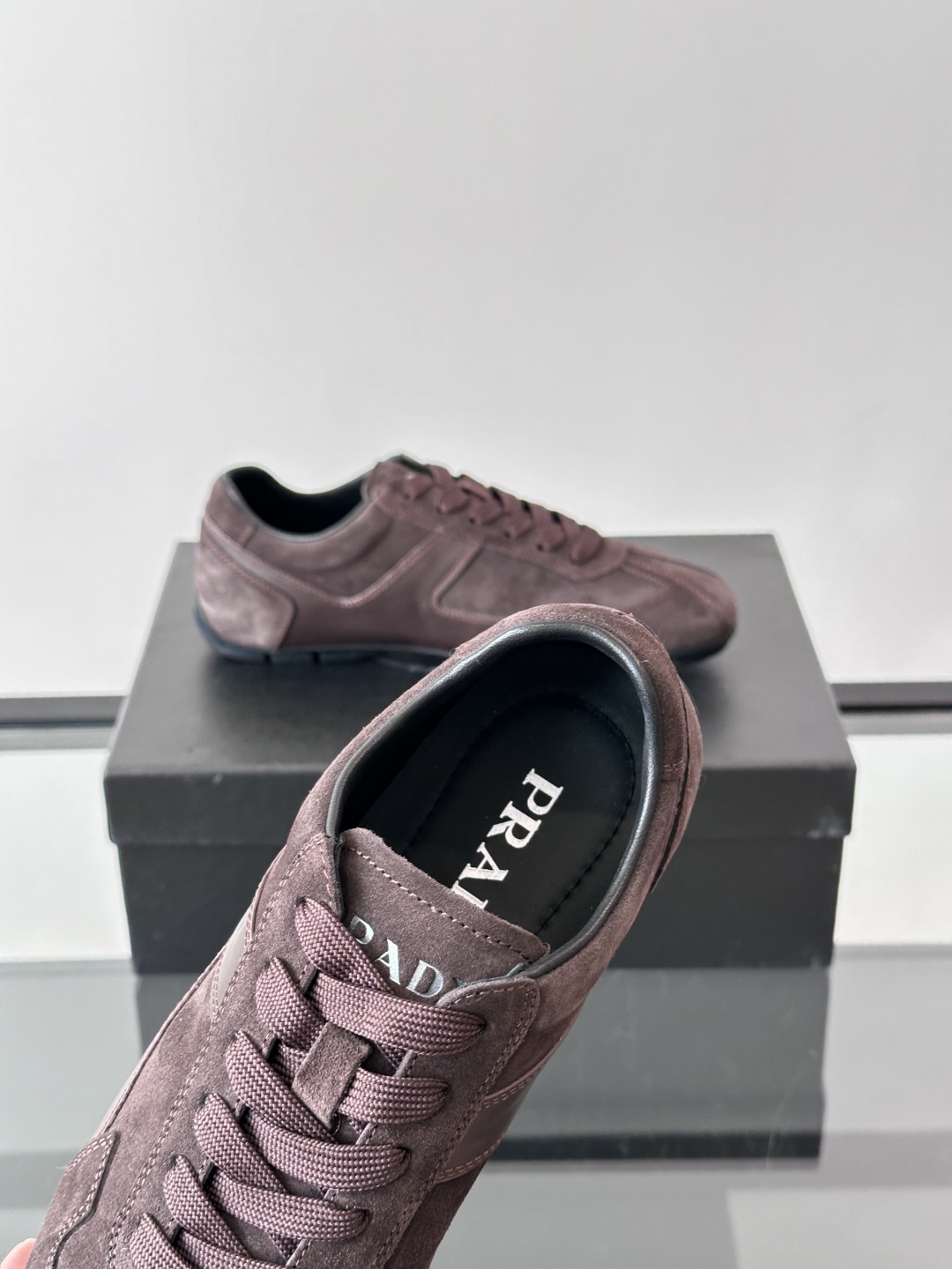  𝐏𝐑𝐀𝐃𝐀普拉达走秀款轻便薄底新款德训鞋 休闲鞋👟大底开模TPU！不做橡胶！鞋面麂皮有肌理感，内里羊皮