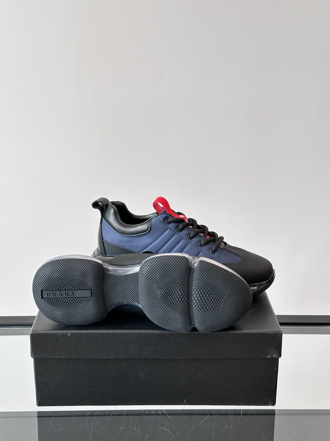 PRADA*普拉达新款透明橡胶底皮革运动休闲鞋，这款皮革运动鞋采用进口柔软小牛皮与科技透气布鞋面，质感上