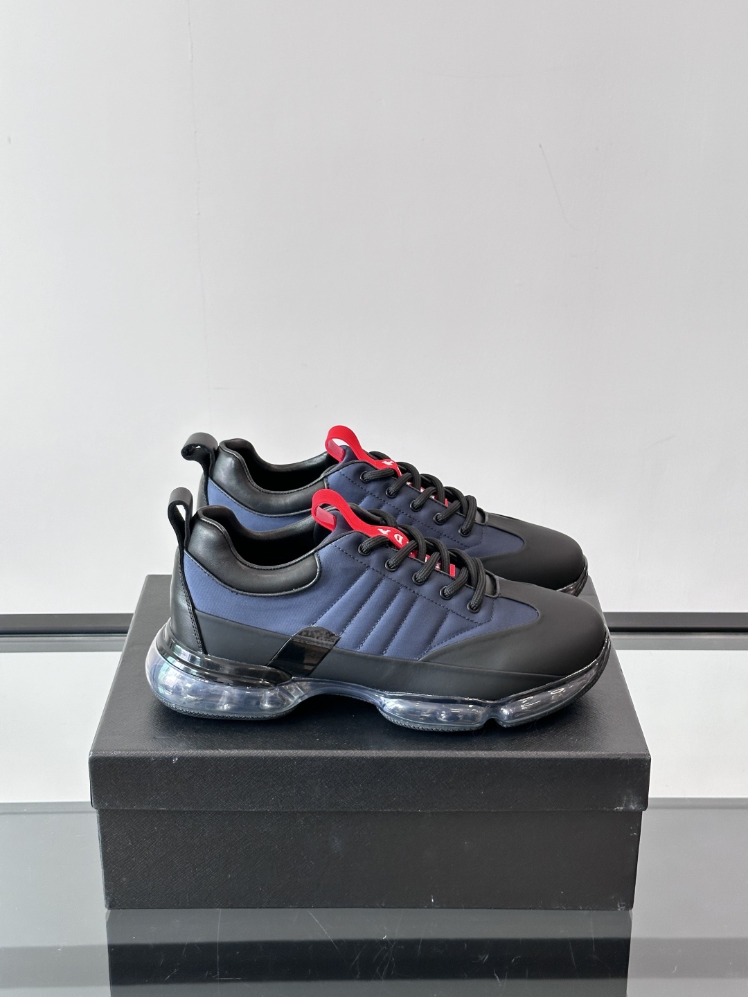 PRADA*普拉达新款透明橡胶底皮革运动休闲鞋，这款皮革运动鞋采用进口柔软小牛皮与科技透气布鞋面，质感上