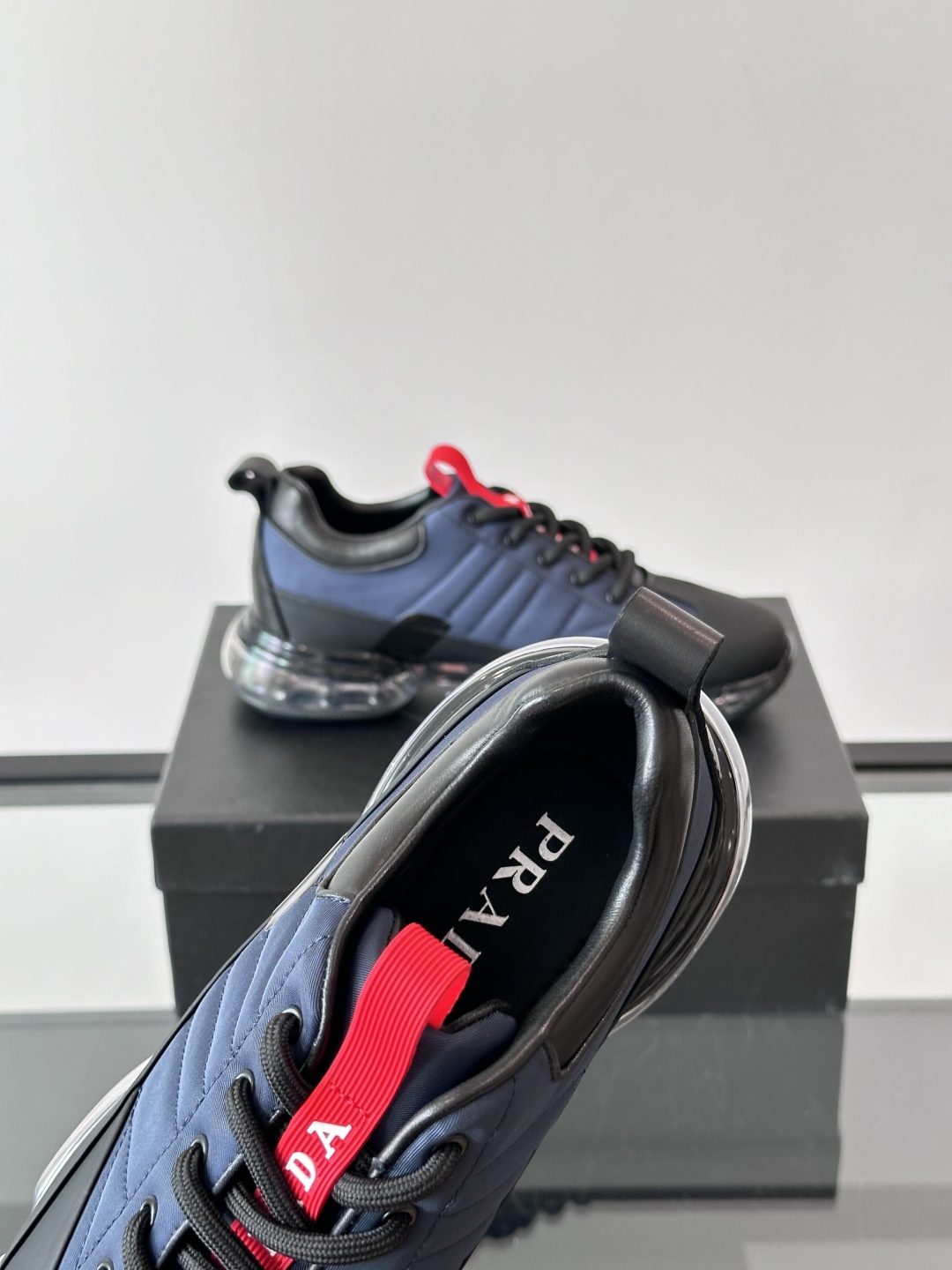 PRADA*普拉达新款透明橡胶底皮革运动休闲鞋，这款皮革运动鞋采用进口柔软小牛皮与科技透气布鞋面，质感上
