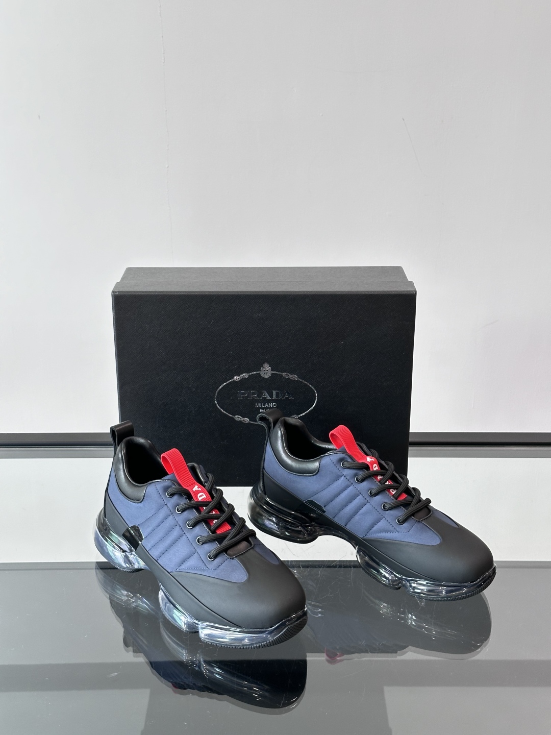 PRADA*普拉达新款透明橡胶底皮革运动休闲鞋，这款皮革运动鞋采用进口柔软小牛皮与科技透气布鞋面，质感上