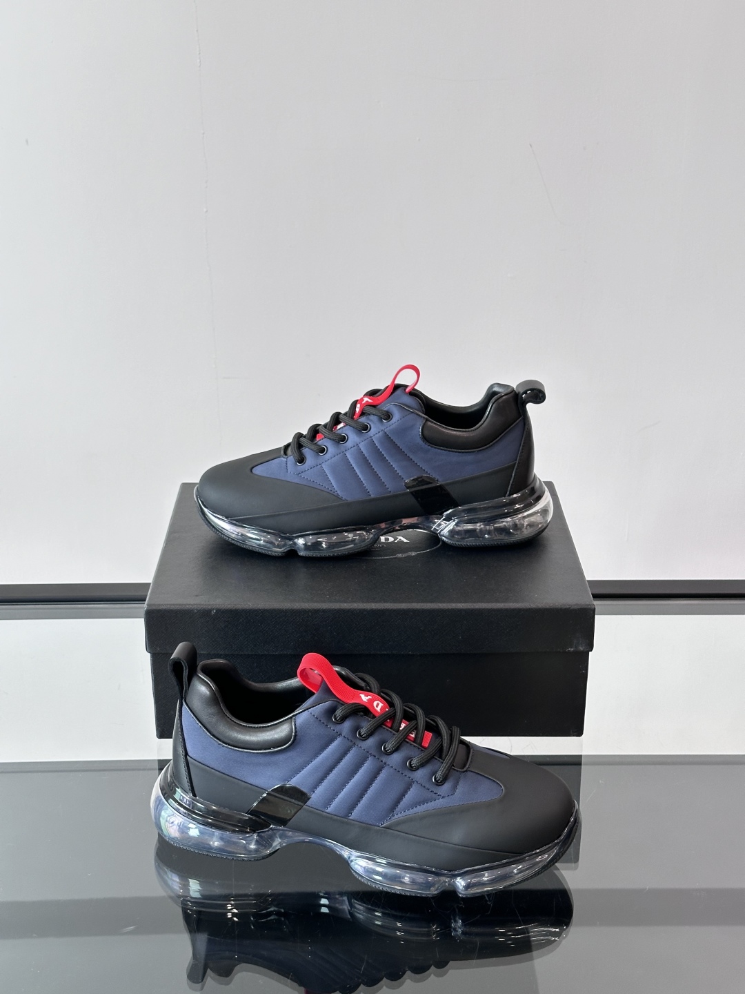 PRADA*普拉达新款透明橡胶底皮革运动休闲鞋，这款皮革运动鞋采用进口柔软小牛皮与科技透气布鞋面，质感上