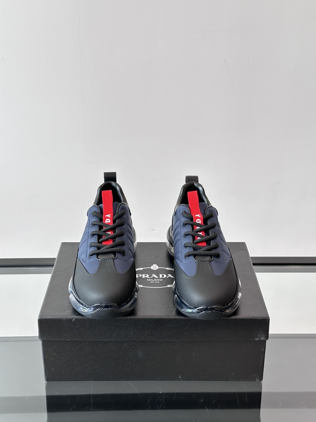 PRADA*普拉达新款透明橡胶底皮革运动休闲鞋，这款皮革运动鞋采用进口柔软小牛皮与科技透气布鞋面，质感上