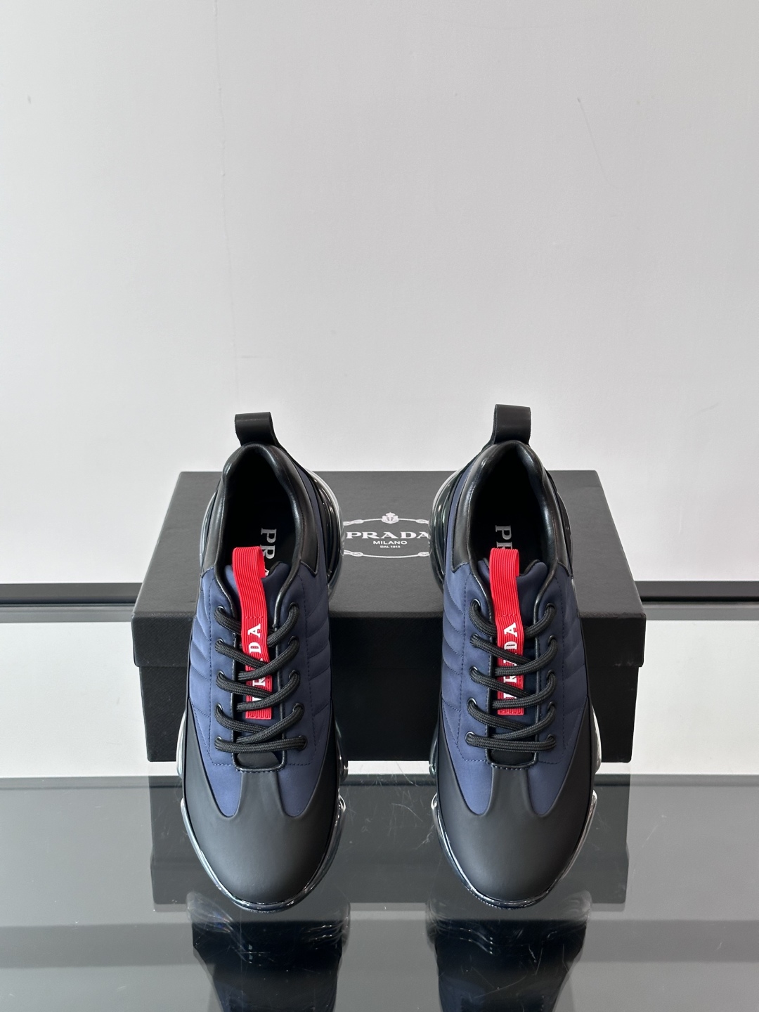 PRADA*普拉达新款透明橡胶底皮革运动休闲鞋，这款皮革运动鞋采用进口柔软小牛皮与科技透气布鞋面，质感上