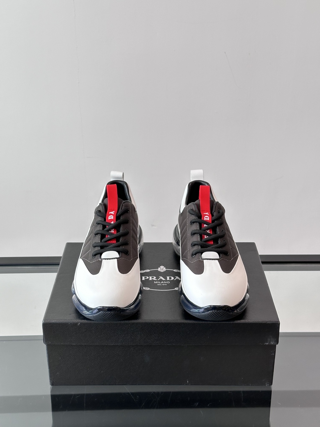 PRADA*普拉达新款透明橡胶底皮革运动休闲鞋，这款皮革运动鞋采用进口柔软小牛皮与科技透气布鞋面，质感上