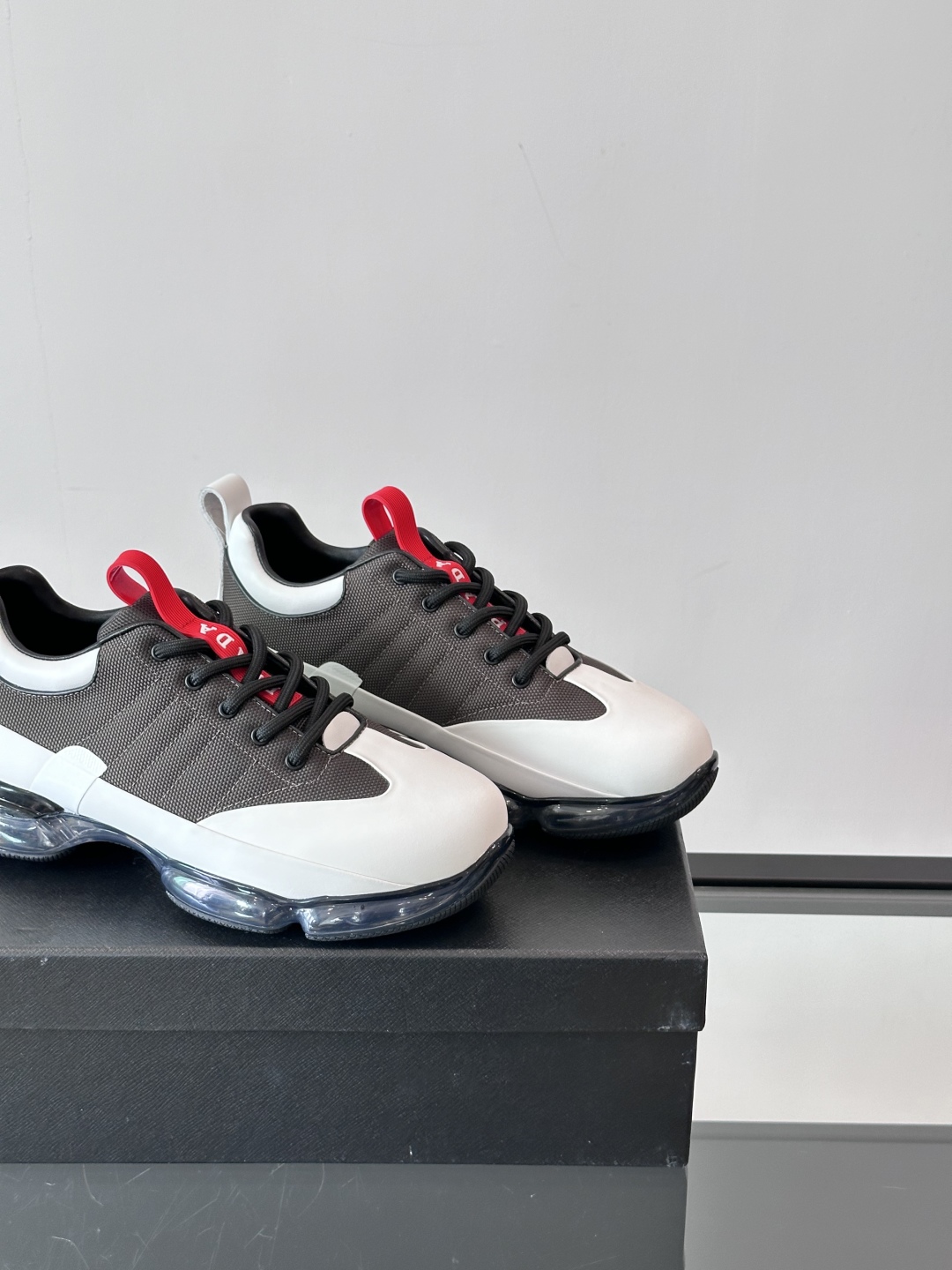PRADA*普拉达新款透明橡胶底皮革运动休闲鞋，这款皮革运动鞋采用进口柔软小牛皮与科技透气布鞋面，质感上