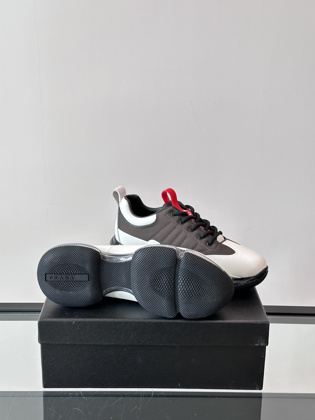 PRADA*普拉达新款透明橡胶底皮革运动休闲鞋，这款皮革运动鞋采用进口柔软小牛皮与科技透气布鞋面，质感上