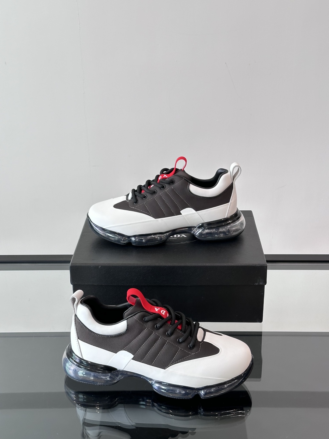 PRADA*普拉达新款透明橡胶底皮革运动休闲鞋，这款皮革运动鞋采用进口柔软小牛皮与科技透气布鞋面，质感上
