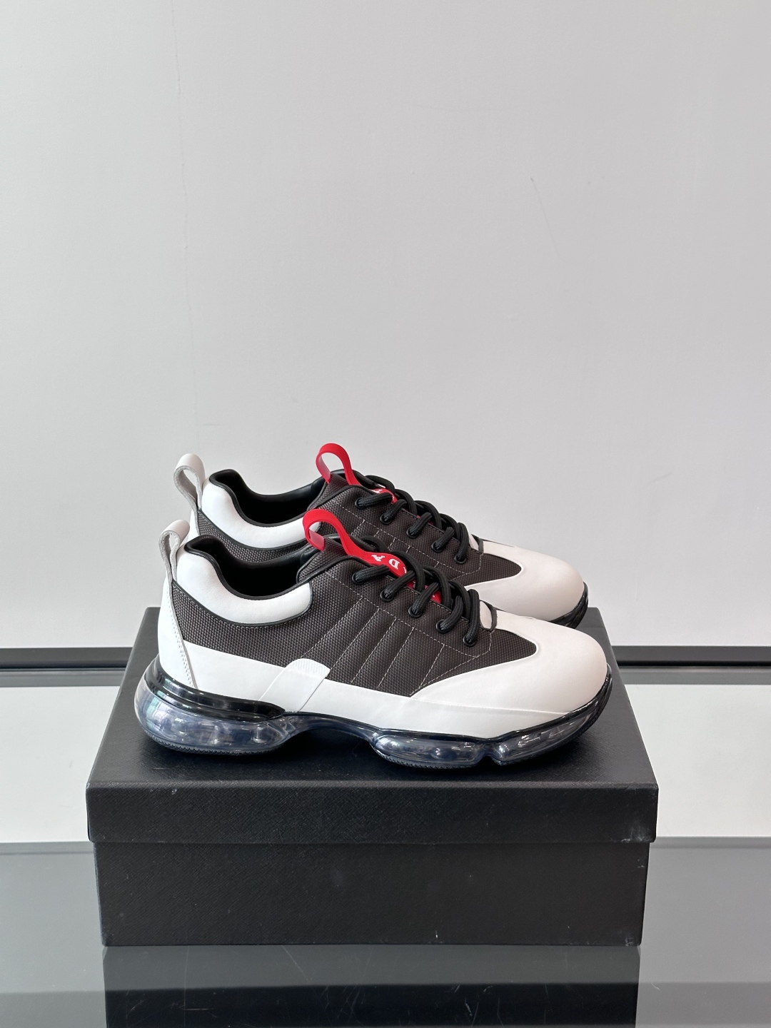 PRADA*普拉达新款透明橡胶底皮革运动休闲鞋，这款皮革运动鞋采用进口柔软小牛皮与科技透气布鞋面，质感上