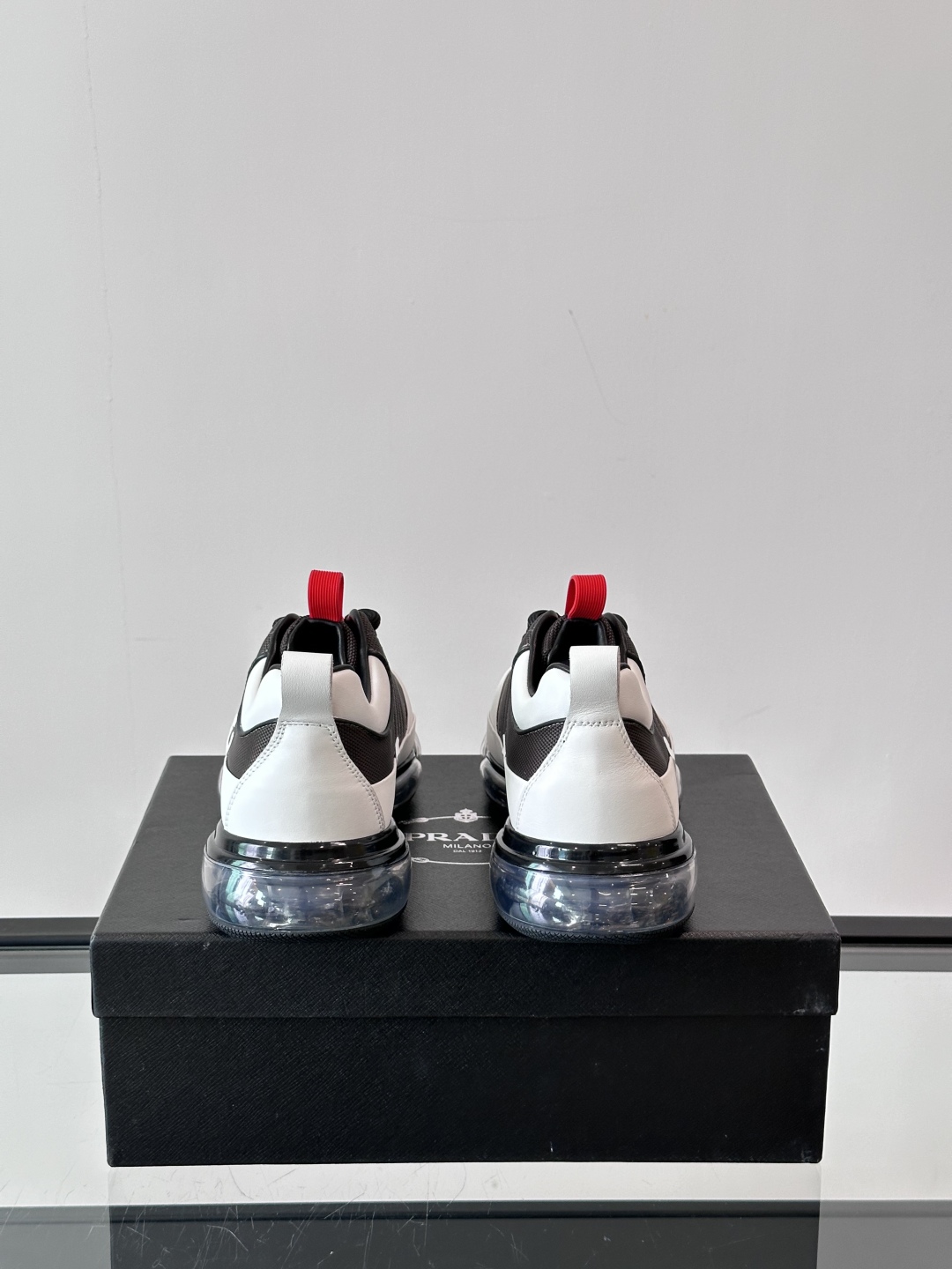 PRADA*普拉达新款透明橡胶底皮革运动休闲鞋，这款皮革运动鞋采用进口柔软小牛皮与科技透气布鞋面，质感上