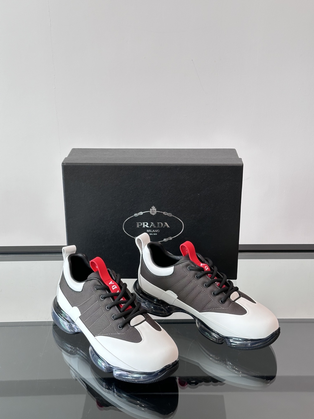 PRADA*普拉达新款透明橡胶底皮革运动休闲鞋，这款皮革运动鞋采用进口柔软小牛皮与科技透气布鞋面，质感上