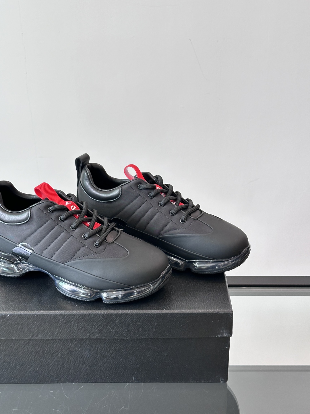 PRADA*普拉达新款透明橡胶底皮革运动休闲鞋，这款皮革运动鞋采用进口柔软小牛皮与科技透气布鞋面，质感上