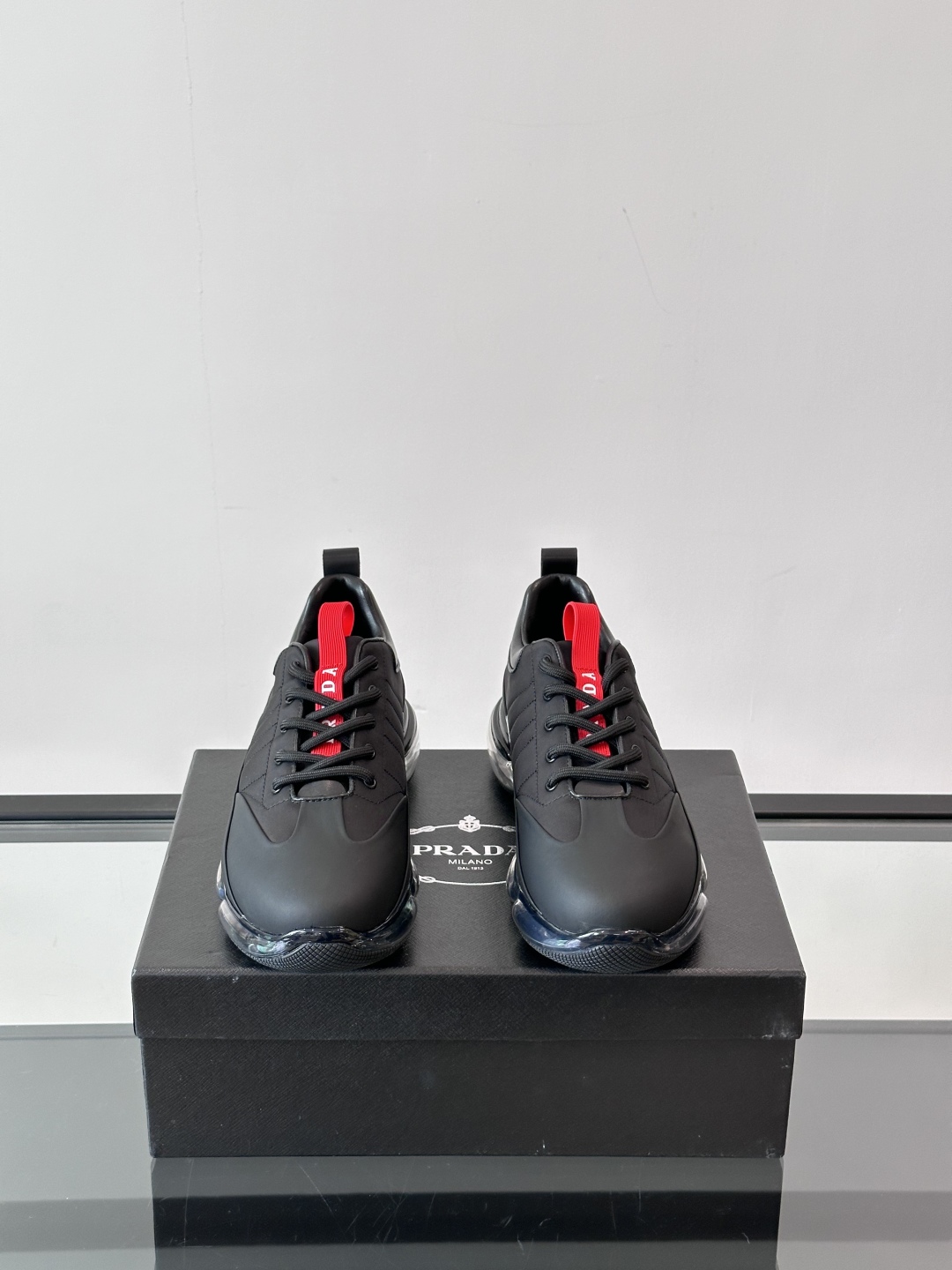 PRADA*普拉达新款透明橡胶底皮革运动休闲鞋，这款皮革运动鞋采用进口柔软小牛皮与科技透气布鞋面，质感上