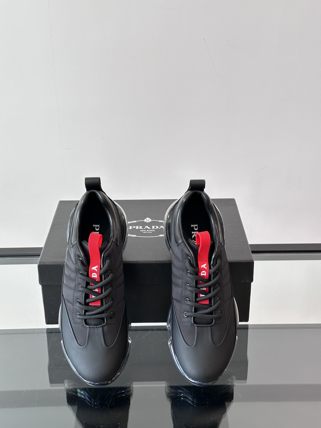 PRADA*普拉达新款透明橡胶底皮革运动休闲鞋，这款皮革运动鞋采用进口柔软小牛皮与科技透气布鞋面，质感上