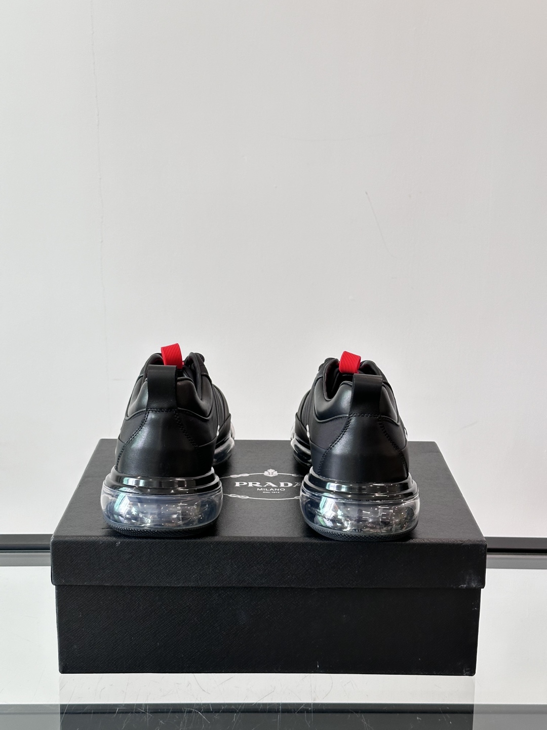 PRADA*普拉达新款透明橡胶底皮革运动休闲鞋，这款皮革运动鞋采用进口柔软小牛皮与科技透气布鞋面，质感上