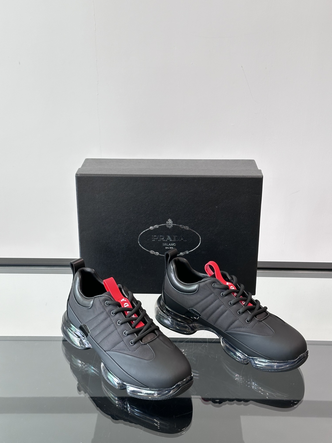 PRADA*普拉达新款透明橡胶底皮革运动休闲鞋，这款皮革运动鞋采用进口柔软小牛皮与科技透气布鞋面，质感上