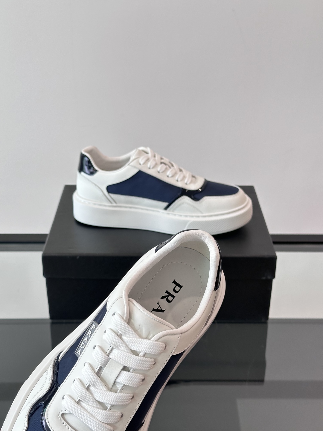 PRADA/普拉达男士系带皮革休闲运动鞋，鞋面牛皮打造 柔软舒适透气 鞋舌装饰PRADA品牌字母标识 橡