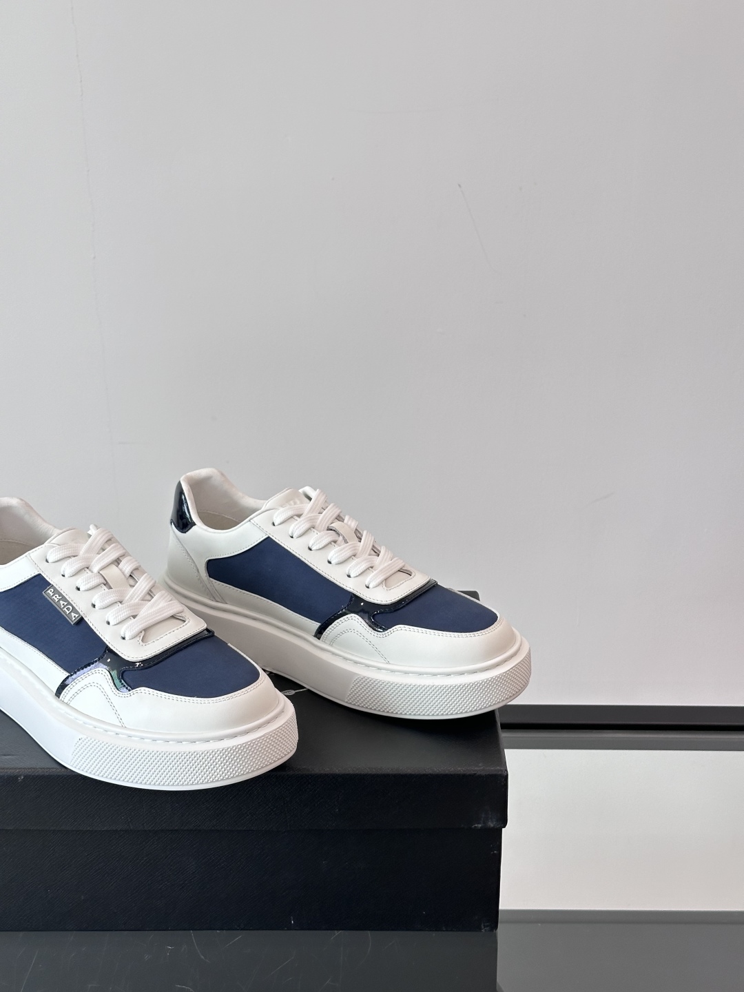 PRADA/普拉达男士系带皮革休闲运动鞋，鞋面牛皮打造 柔软舒适透气 鞋舌装饰PRADA品牌字母标识 橡