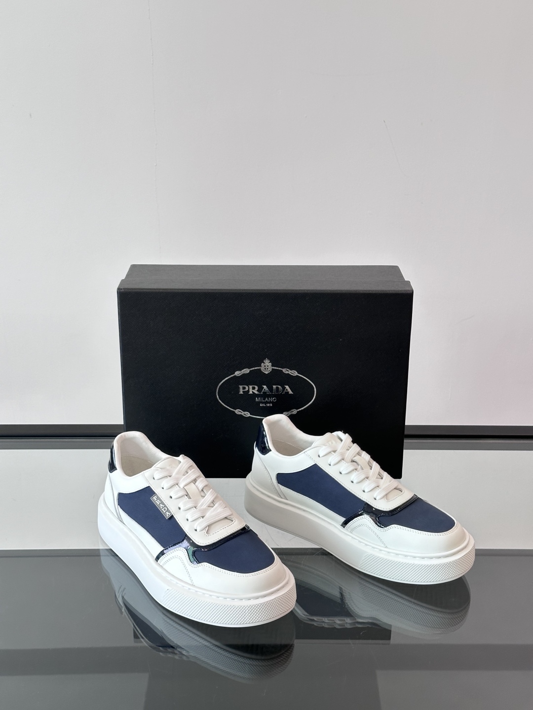 PRADA/普拉达男士系带皮革休闲运动鞋，鞋面牛皮打造 柔软舒适透气 鞋舌装饰PRADA品牌字母标识 橡