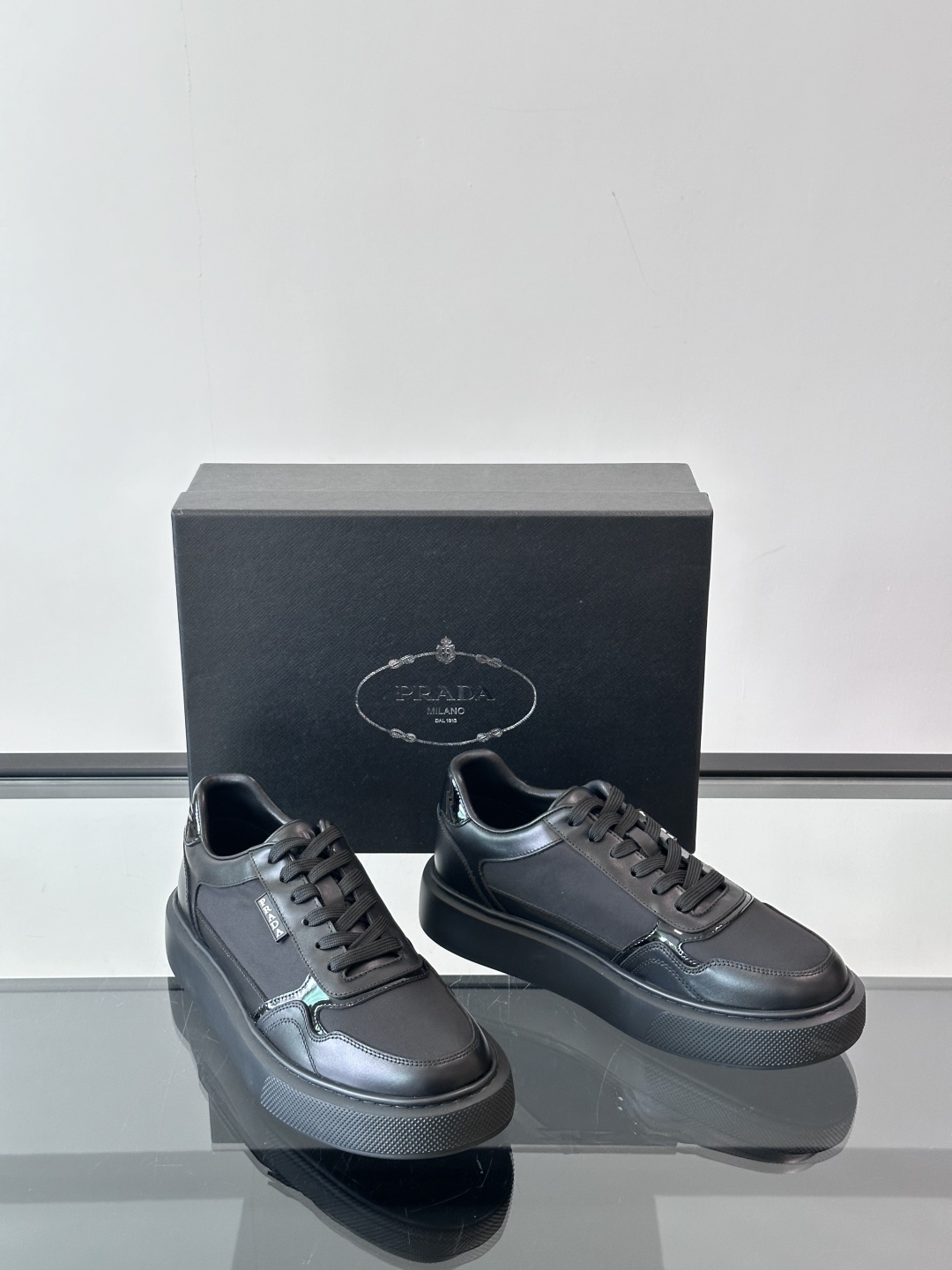 PRADA/普拉达男士系带皮革休闲运动鞋，鞋面牛皮打造 柔软舒适透气 鞋舌装饰PRADA品牌字母标识 橡