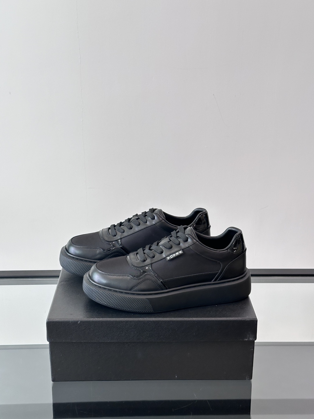 PRADA/普拉达男士系带皮革休闲运动鞋，鞋面牛皮打造 柔软舒适透气 鞋舌装饰PRADA品牌字母标识 橡