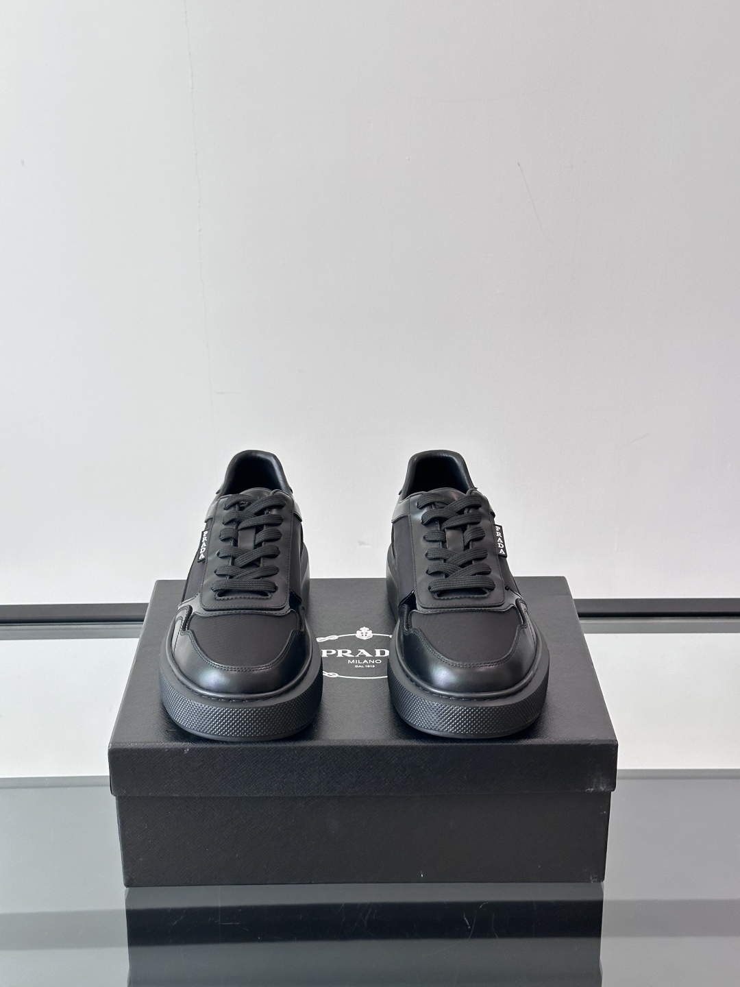 PRADA/普拉达男士系带皮革休闲运动鞋，鞋面牛皮打造 柔软舒适透气 鞋舌装饰PRADA品牌字母标识 橡